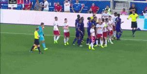 人帅球技好，一生所领的唯二红牌，其一居然还是因为开玩笑