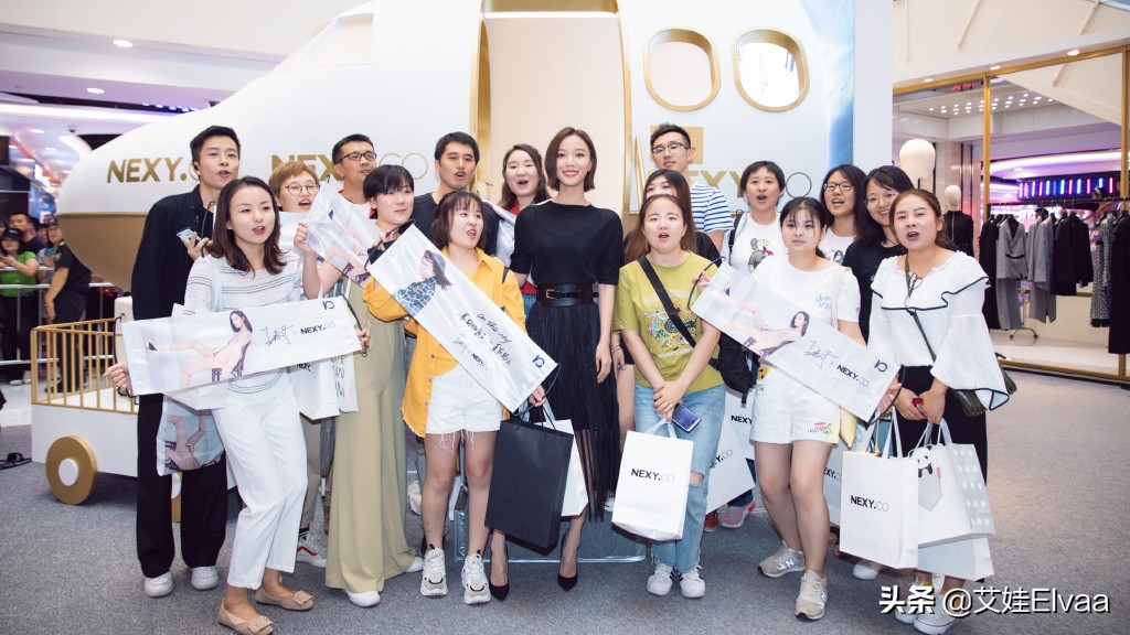 王珞丹美艳动人,王珞丹深v吊带长裙