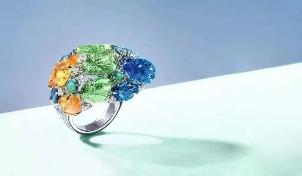 网上买的手链断在实体店修要钱吗,金手链断了维修怎么收费