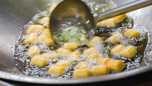 台湾胖子老板开的8㎡小店，专卖会膨胀的QQ球，嘴小的别来！