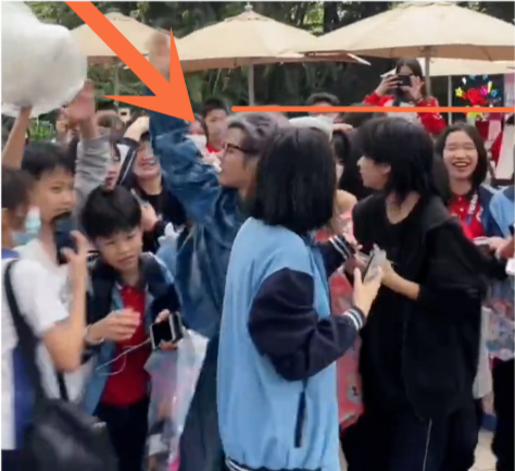 殷世航长隆偶遇小学生,路人视角殷世航跟小朋友