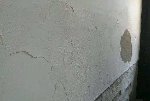 装修墙面返潮怎么解决的,装修墙面起皮脱落怎么处理