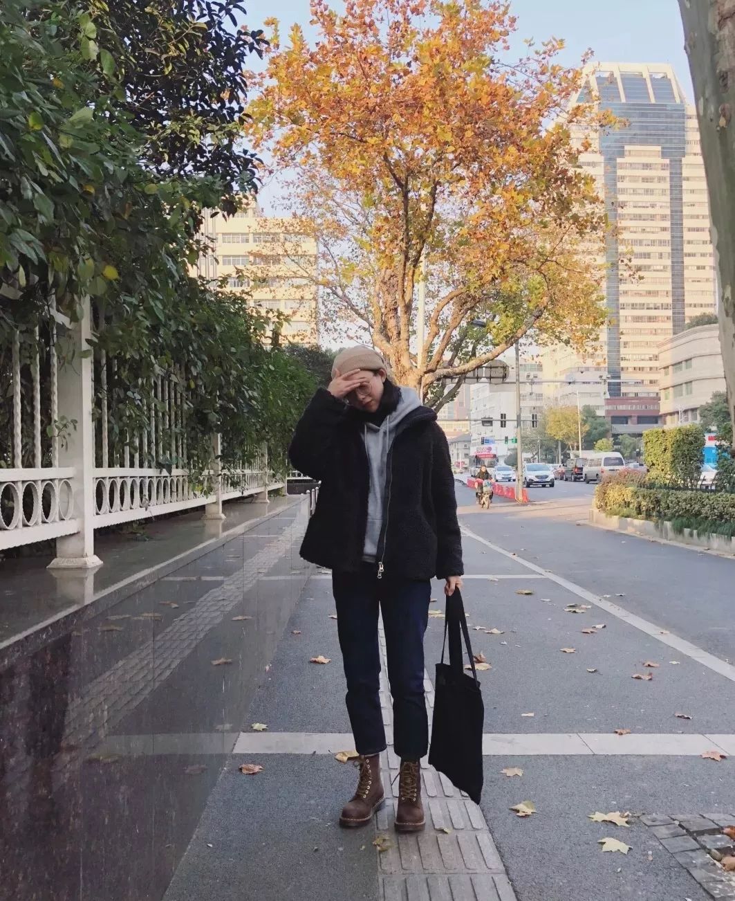 卫衣里的打底衫叠穿推荐,连帽卫衣与圆领毛衣的基础感穿搭