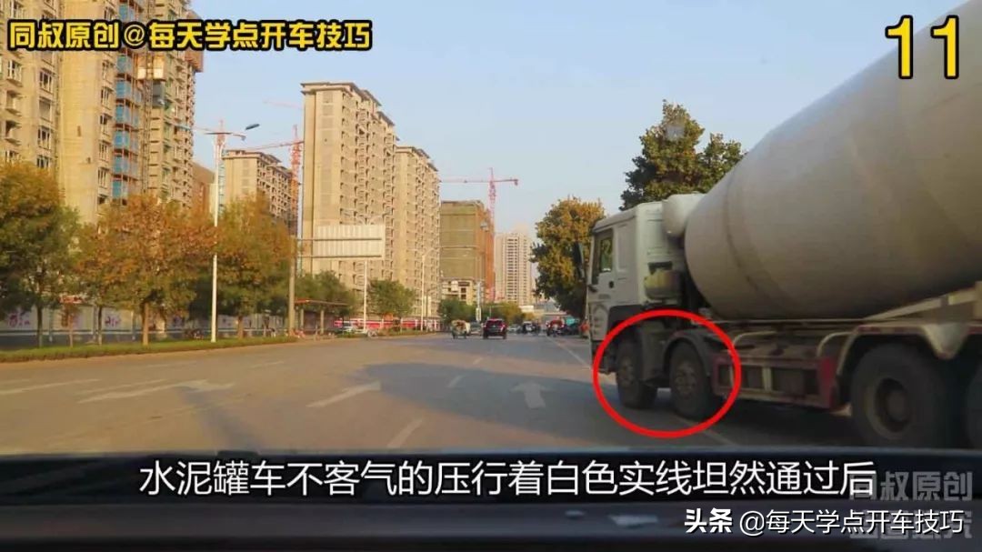 黄灯右转弯直行怎么处罚,直行红灯右转黄灯闪烁能过吗