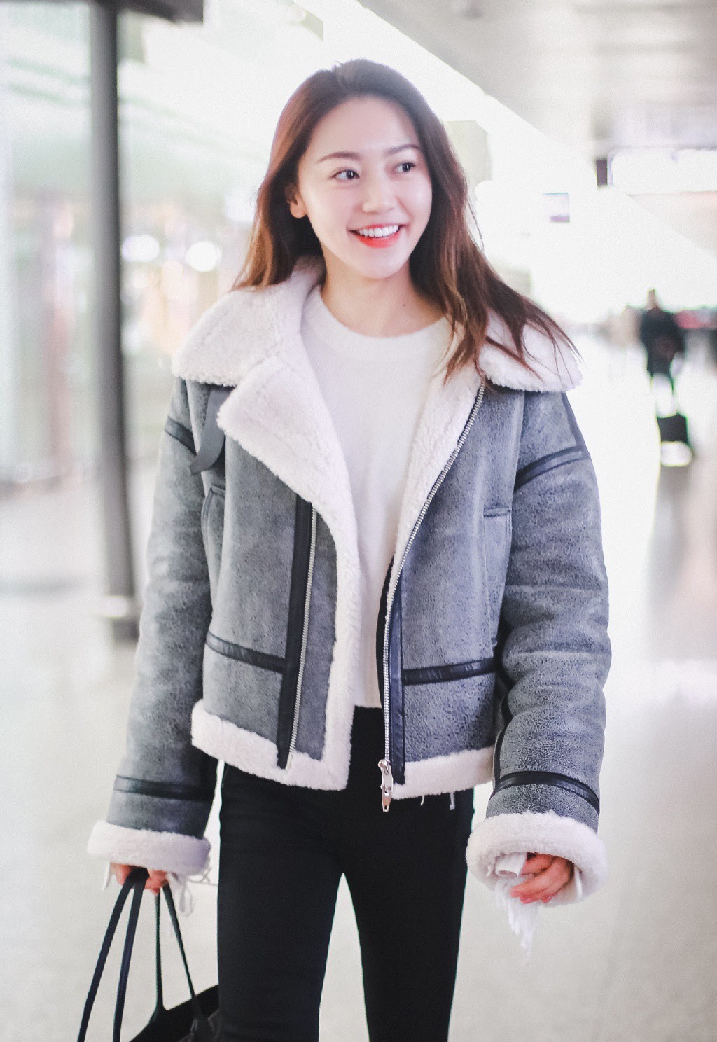 剧中她嫁老板杨幂的未婚夫，今穿机车服配紧身裤，大长腿不输杨幂