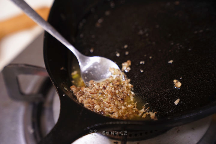 煎牛排大火会糊吗,煎牛排温度高黄油糊了