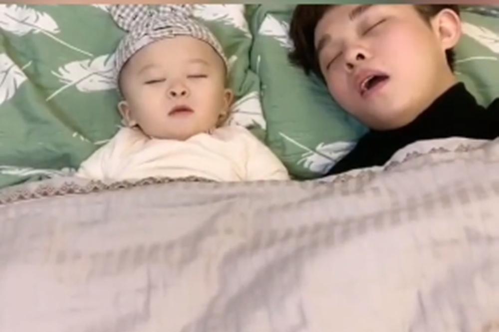 被呼噜声吓醒的小孩脱袜子,宝宝被爸爸的呼噜声吓哭后