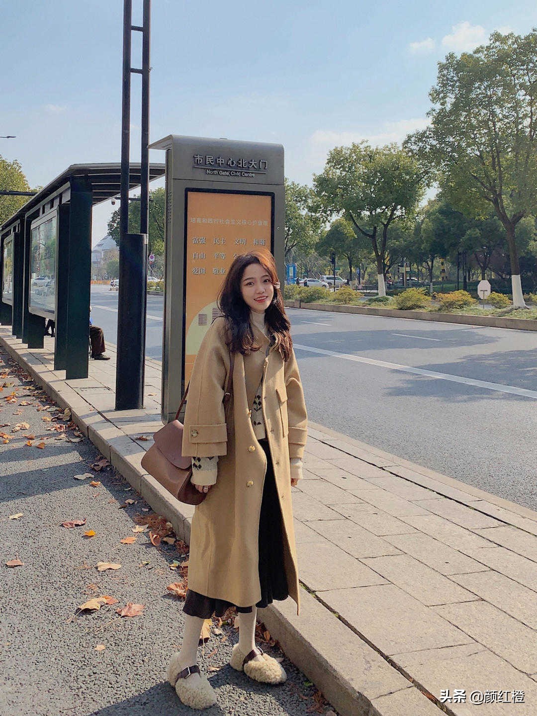 棕色大衣和蓝色牛仔裤搭配吗,冬季深棕色大衣穿什么裤子