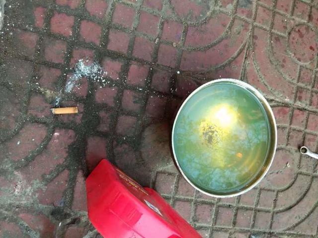 摩托车冒蓝烟跑一段距离就熄火,摩托车大油门冒蓝烟然后就灭火了