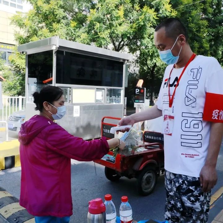 他们坚守在疫情防控一线,防控疫情他们在风雪中坚守
