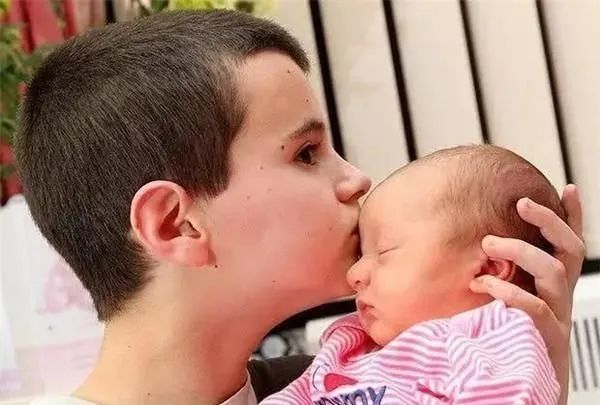 13岁男孩喜当爸现状,13岁男孩当爸现在怎么样