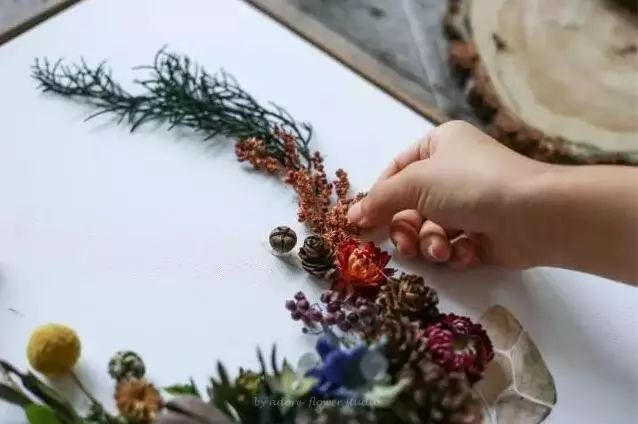 深山老林自建豪华木屋隐居生活,90后小情侣隐居深山建别墅仅花6万