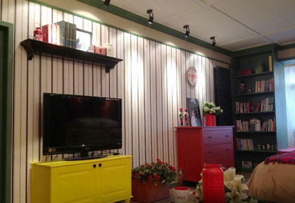 色彩搭配稍显花哨的美式风格装修，床头两侧装柱子格外实用！