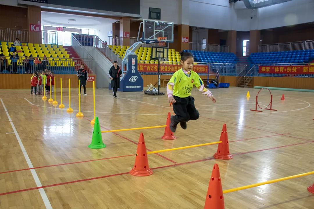 大手拉小手心连心公益活动,大手牵小手传递爱共成长公益活动