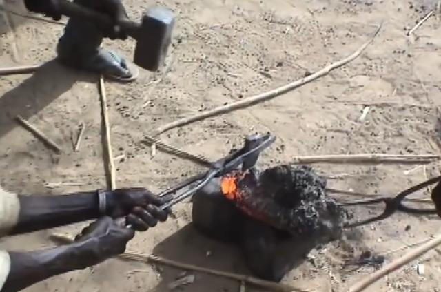 黑人跨入铁器时代的关键！揭秘两千年前的黑人冶铁术，包教不包会