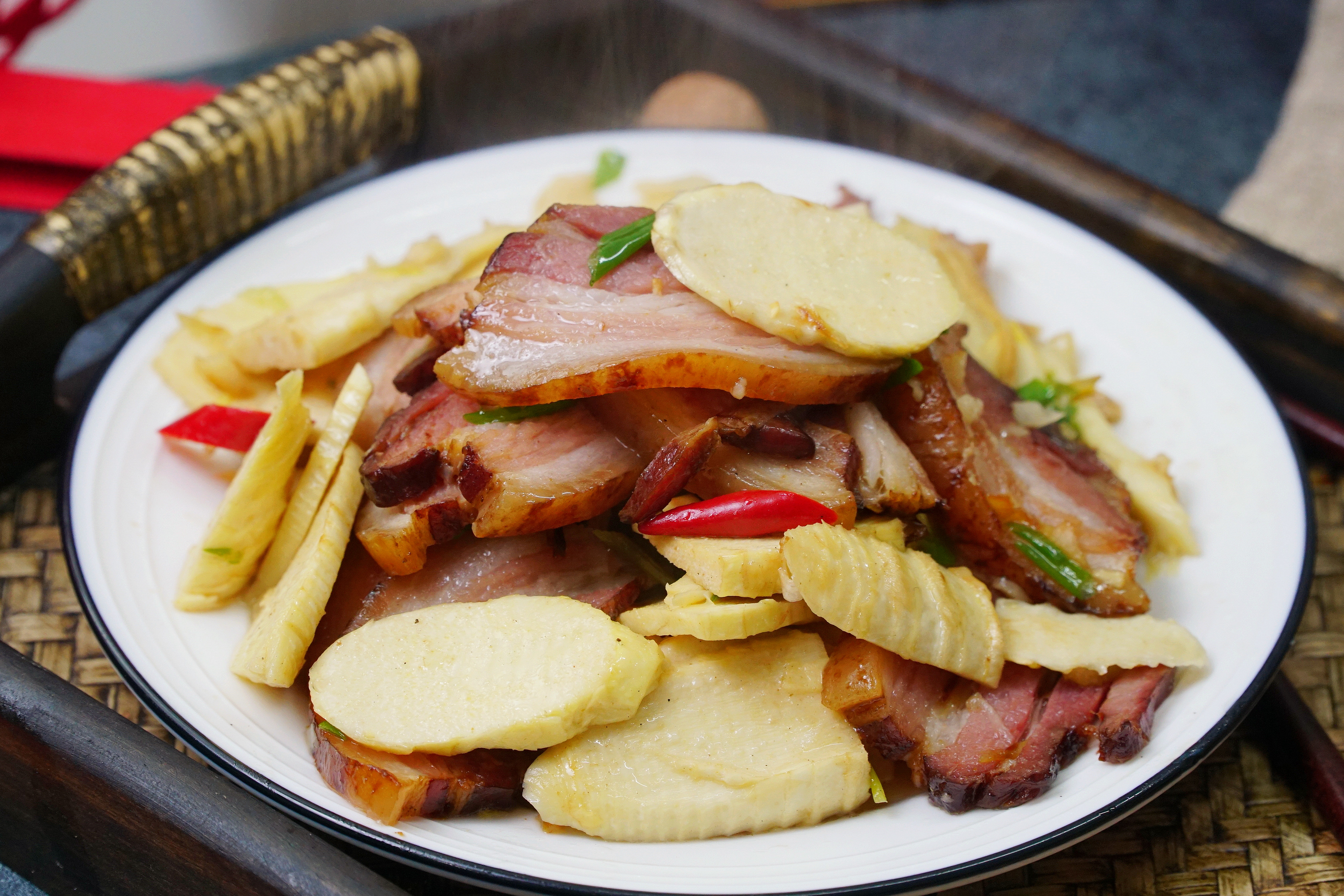 腊肉怎么炒能放时间长,炒腊肉放油不