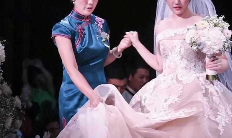 怎么挑选妈妈的婚礼上穿的衣服,婚礼上妈妈服装