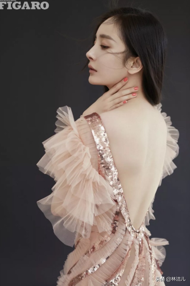 当钟楚曦和江疏影同穿印花连衣裙,倪妮钟楚曦写真