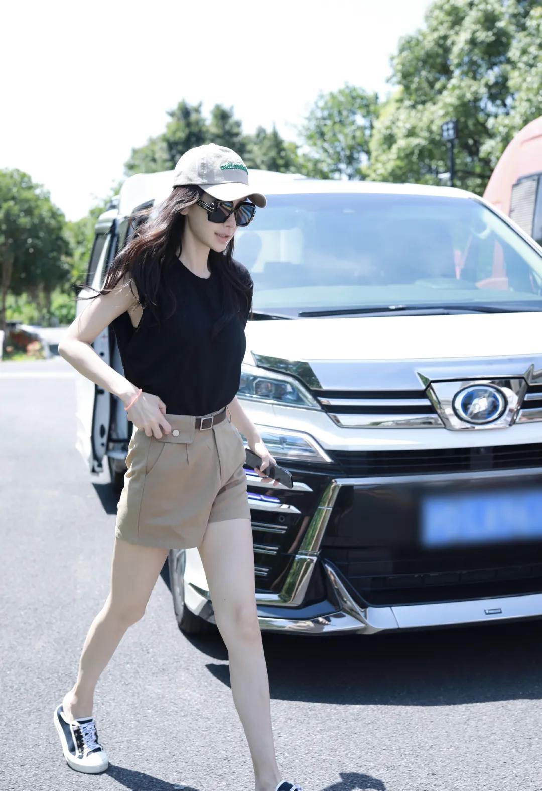 杨幂穿连体短裤时尚大片,杨幂现身粉色风衣配短裤