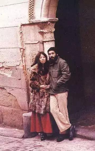 三毛：她走遍万水千山，却用一双*袜丝**自缢身亡