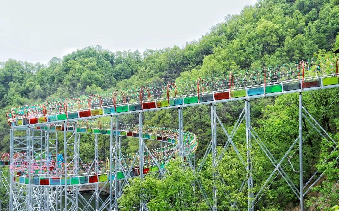 绿野仙踪旅游景区夜晚,画眉谷旅游景区