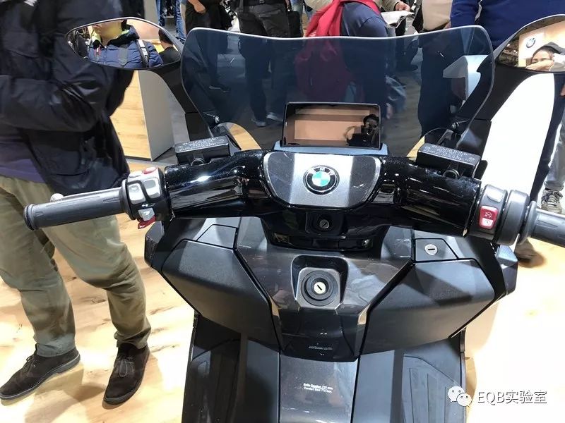 「米兰展独家」弯的电池？可当作充电宝的电池？外国人真会玩！