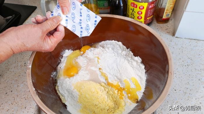 炸油条必须要泡打粉和小苏打粉吗,炸油条一斤面给多少水给一个鸡蛋