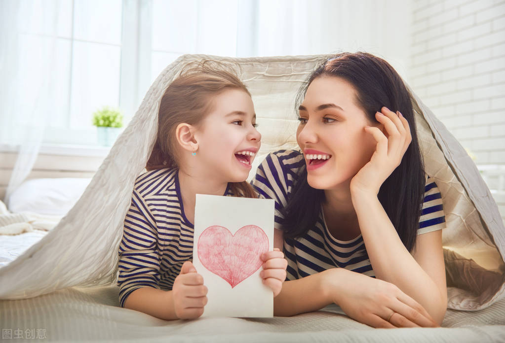 小小年纪的女儿忽然说，她是同性恋，我该怎么办？