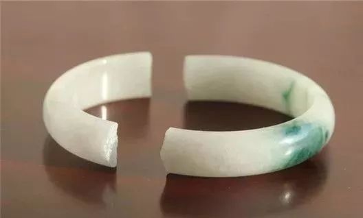 玉镯突然碎了是预兆什么,玉镯碎预示着什么