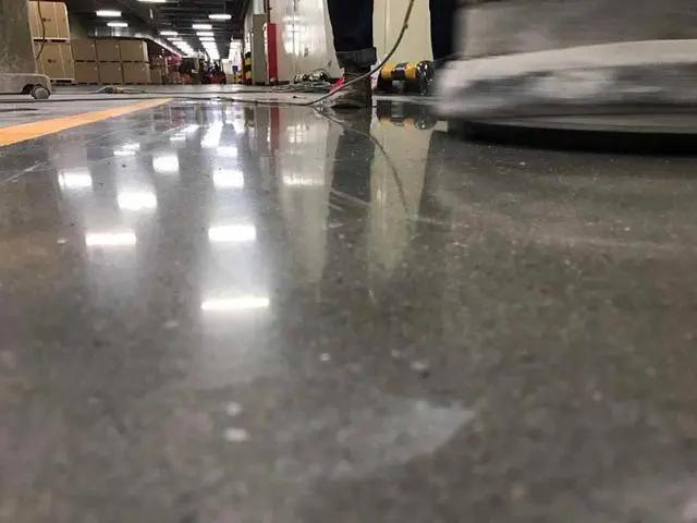 水泥地面强度不够起砂怎样处理,自家院子水泥地面起砂怎么修复