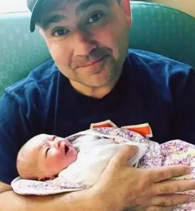 连生7个儿子终于迎来嫡女,整个家族都生女孩