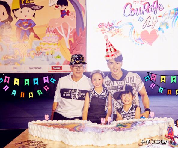 吴尊儿子写真图片,吴尊带儿子与偶像max合影