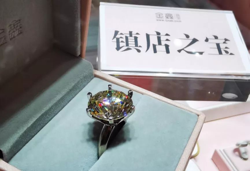 金鑫珠宝郑州永和铂爵店亮相，引数百名跑男排队代购