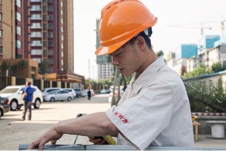 三进火场救孤老舍死忘生真英雄