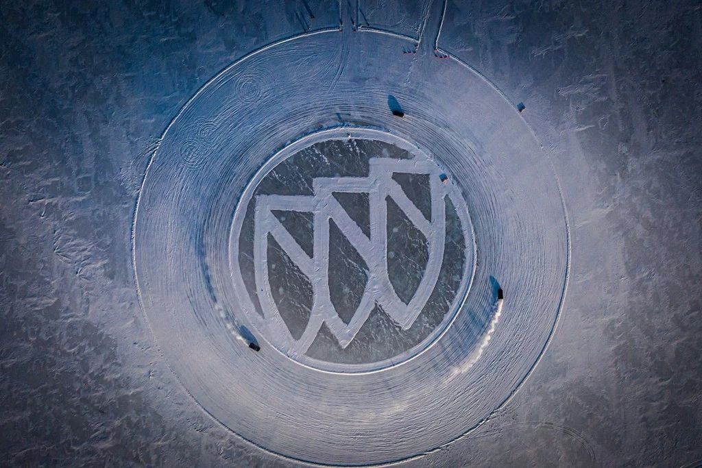 四驱车和雪地胎哪个更安全,四驱与雪地胎哪个更稳