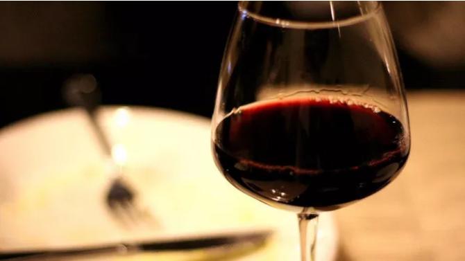 葡萄酒瓶塞漏了,葡萄酒漏了