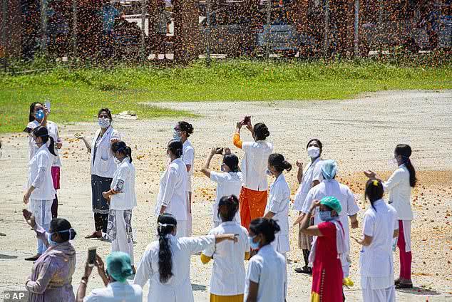 实拍印度直升机撒花向医护致敬 (印度海军向医生致敬)