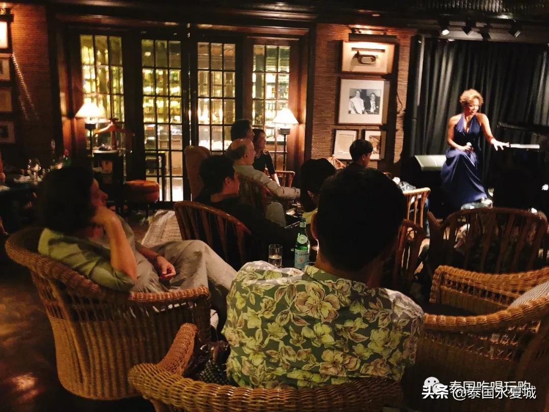 不愧是曼谷排名第一的酒吧!就连在门口排队等候都觉得幸福爆表