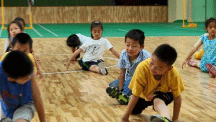 杭州小学二年级体育课居然要考劈叉？家长们全懵了