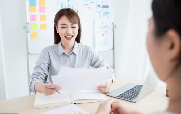 面试：上司爱看足球赛，那你会看吗？90后如实回复，当场录用