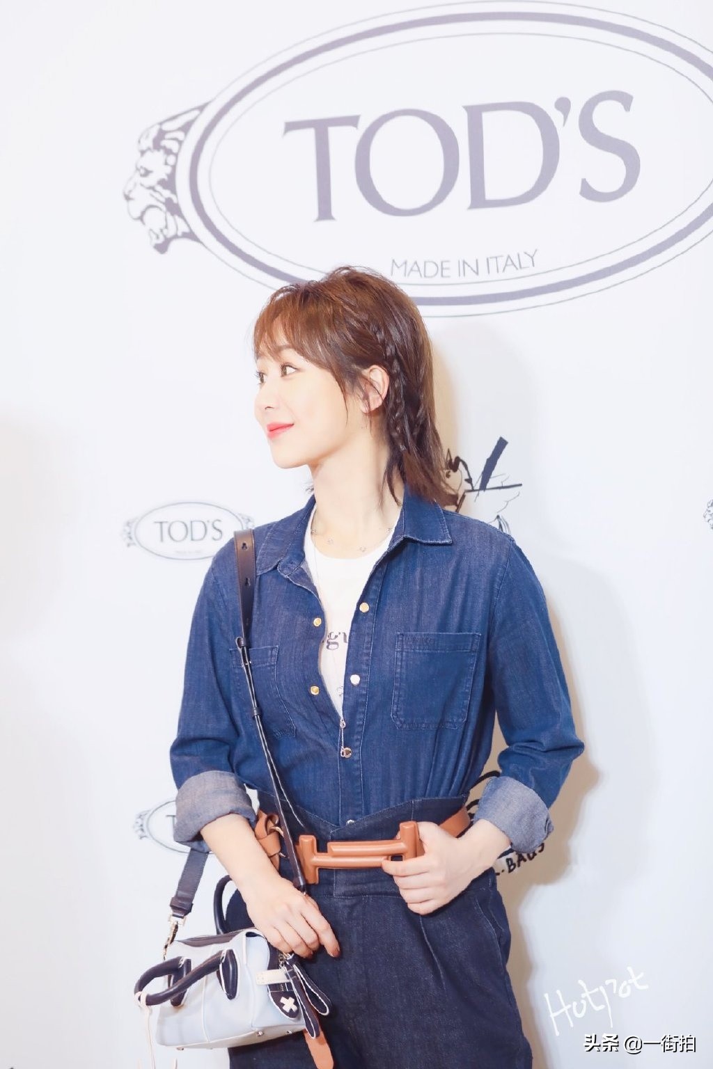 杨紫粉色t恤穿搭,杨紫穿搭黑色短袖