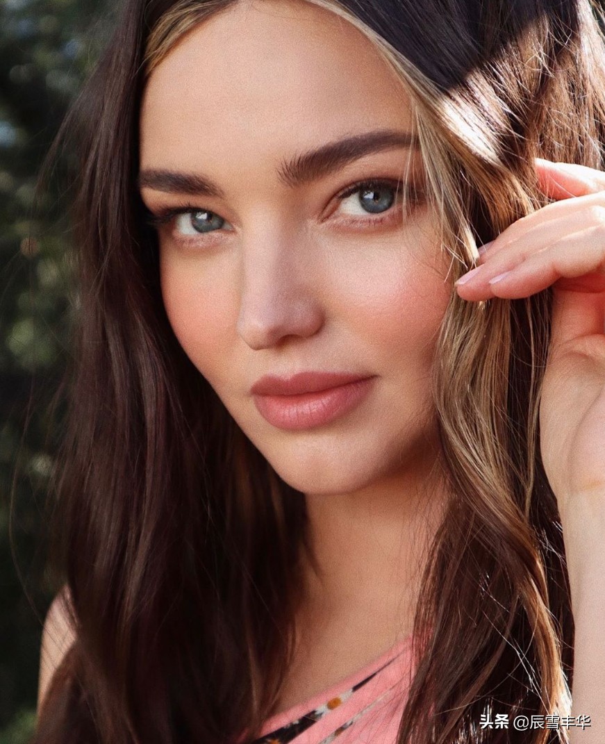 米兰达可儿白衬衫牛仔裤,米兰达可儿风衣搭配牛仔裤