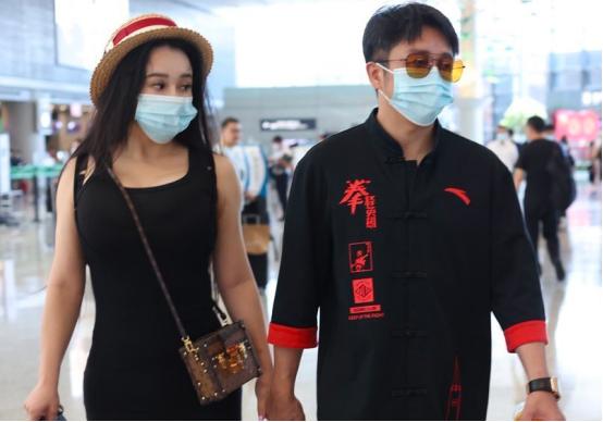 邹市明与冉莹颖夫妻走路带风,邹市明娇妻冉莹颖现身机场
