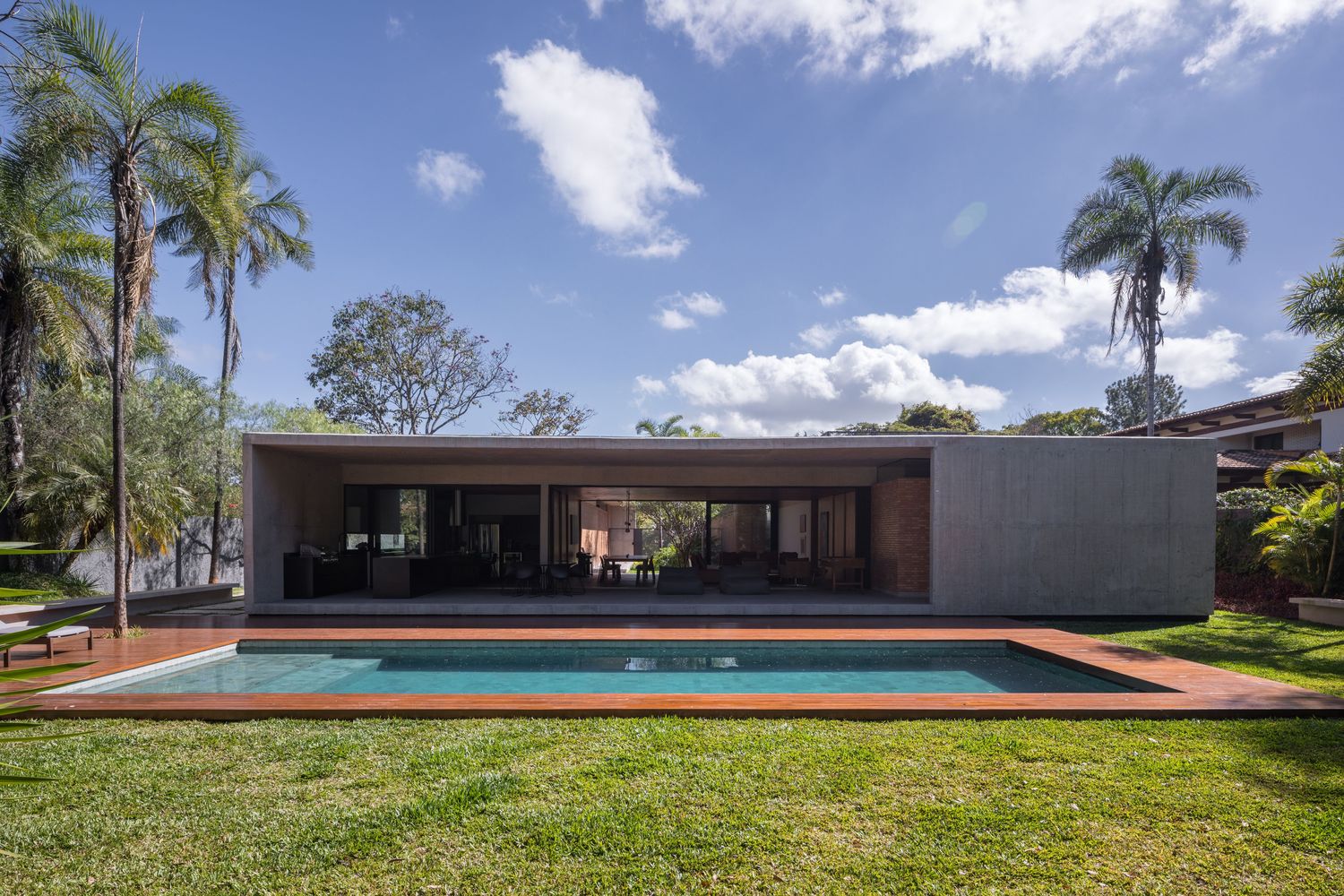 巴西利亚原始的清水混凝土与红砖打造的别墅