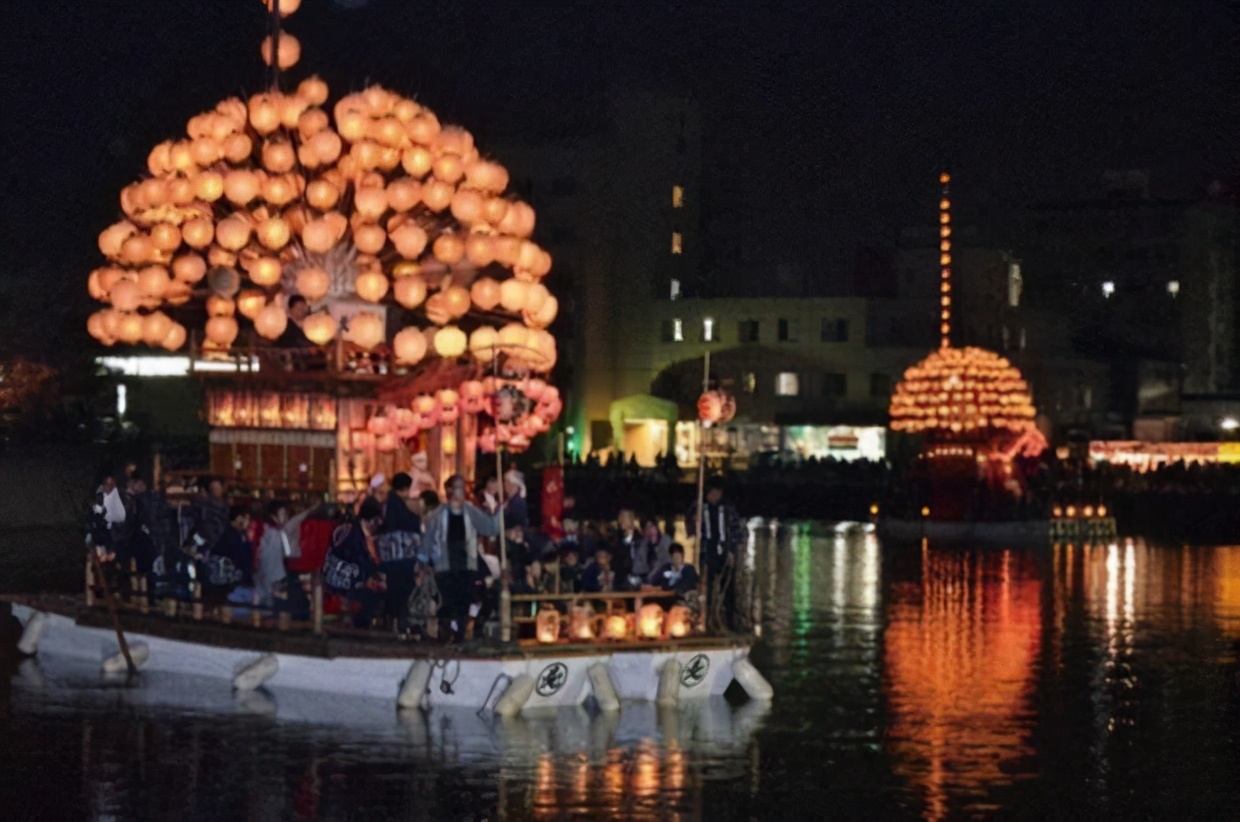 奥运圣火熄灭主火炬闭合,奥运圣火缓缓熄灭