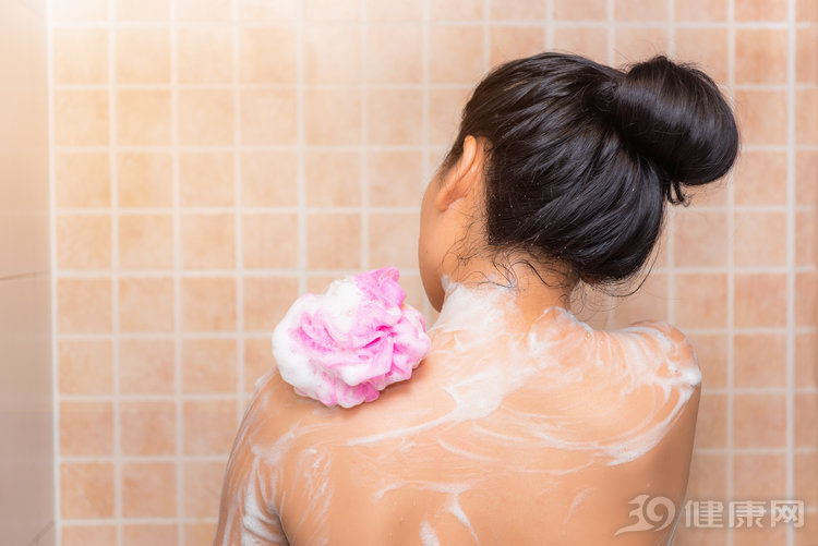 为什么女生洗澡喜欢“站着排尿”?可能带来3个健康问题,别害羞