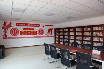 大树下面长草吗,大树底下长草