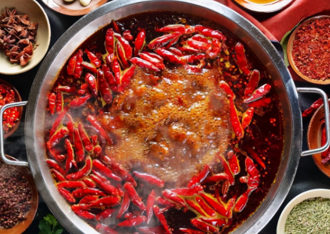 白衣服有油渍太久了怎么洗小妙招,烧烤油渍弄衣服上怎么洗才能干净