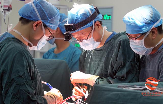 刘女士很激动：我终于能行走了！西安市红会医院实施全球首例3D打印人工颈椎间盘置换术助其恢复行走