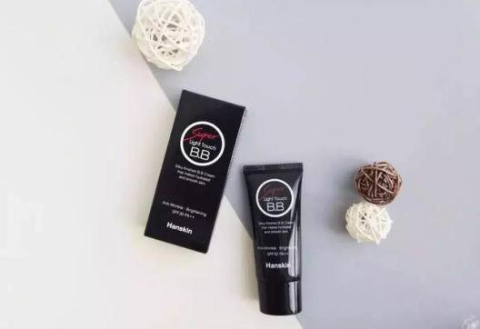 韩斯清把pony给迷住了！李佳琦+小P老师也上瘾，不愧是鼻祖级BB霜